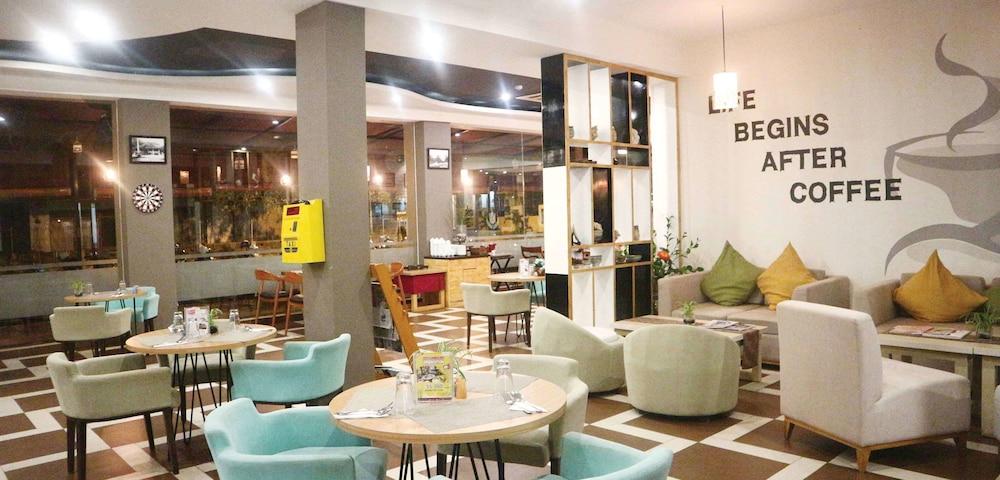 Golden Tulip Essential Belitung Hotel Tanjung Pandan Exterior photo