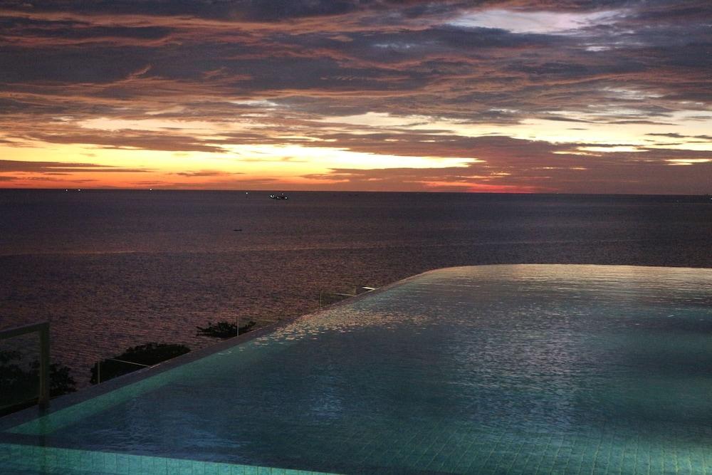 Golden Tulip Essential Belitung Hotel Tanjung Pandan Exterior photo