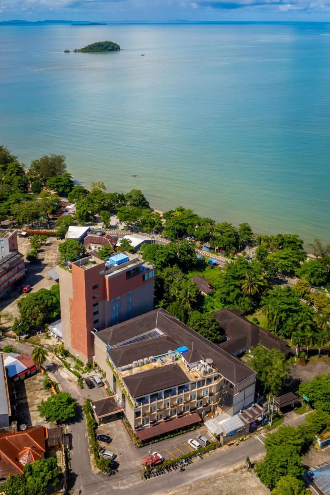 Golden Tulip Essential Belitung Hotel Tanjung Pandan Exterior photo