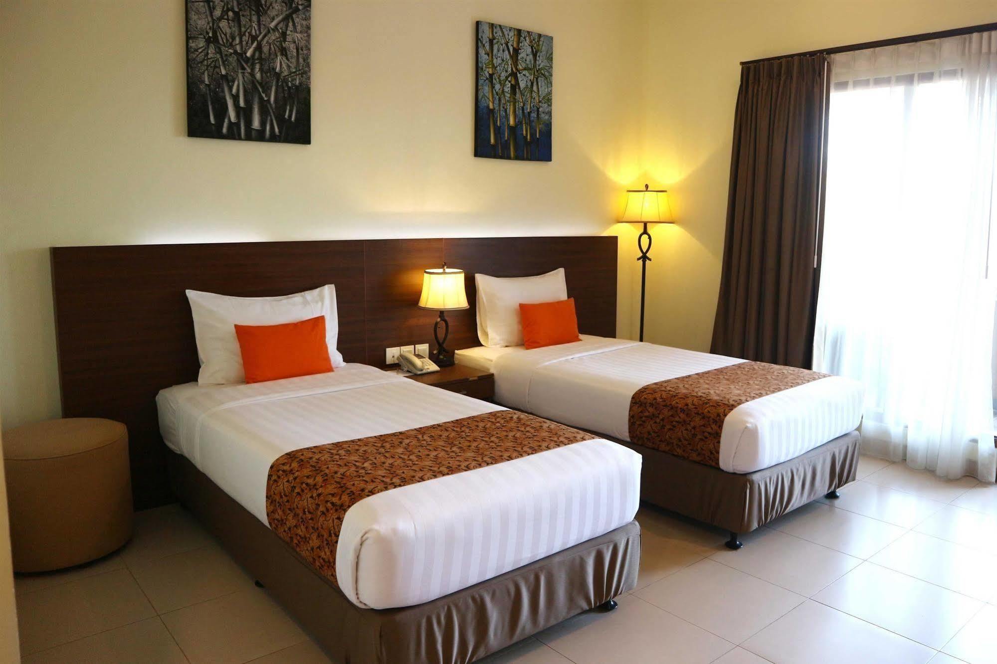 Golden Tulip Essential Belitung Hotel Tanjung Pandan Exterior photo